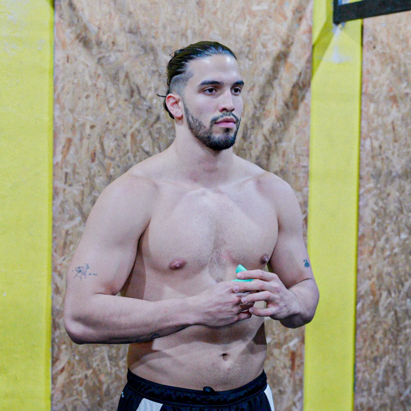 Atleta levantando barra